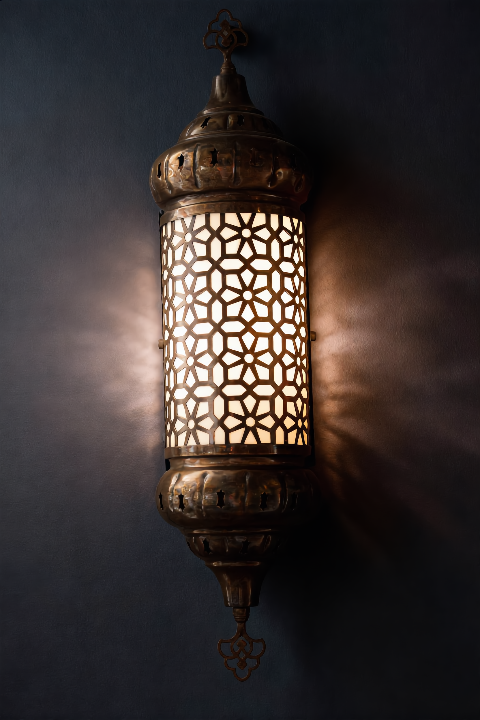 Aplique pared marroquí latón calado arabescos iluminación artesanal Marruecos Granada