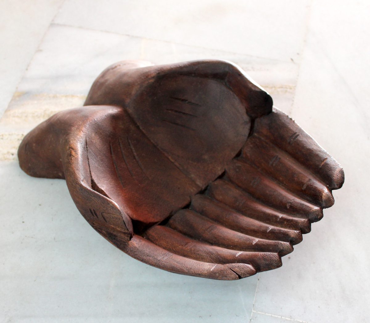 Bandeja ofrenda manos talladas madera artesanía Bali decoración hogar Granada