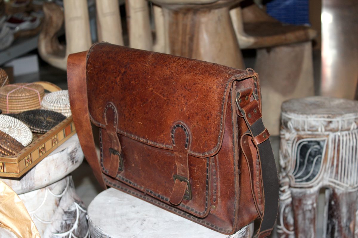 Bolso bandolera cuero vintage artesanal moda étnica artesanía Granada