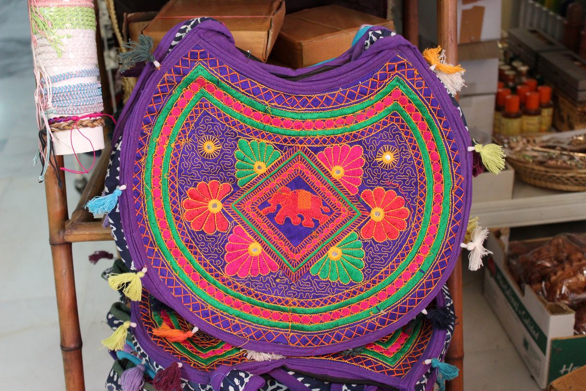 Bolso bordado morado elefante borlas moda india artesanía Rajastán Granada