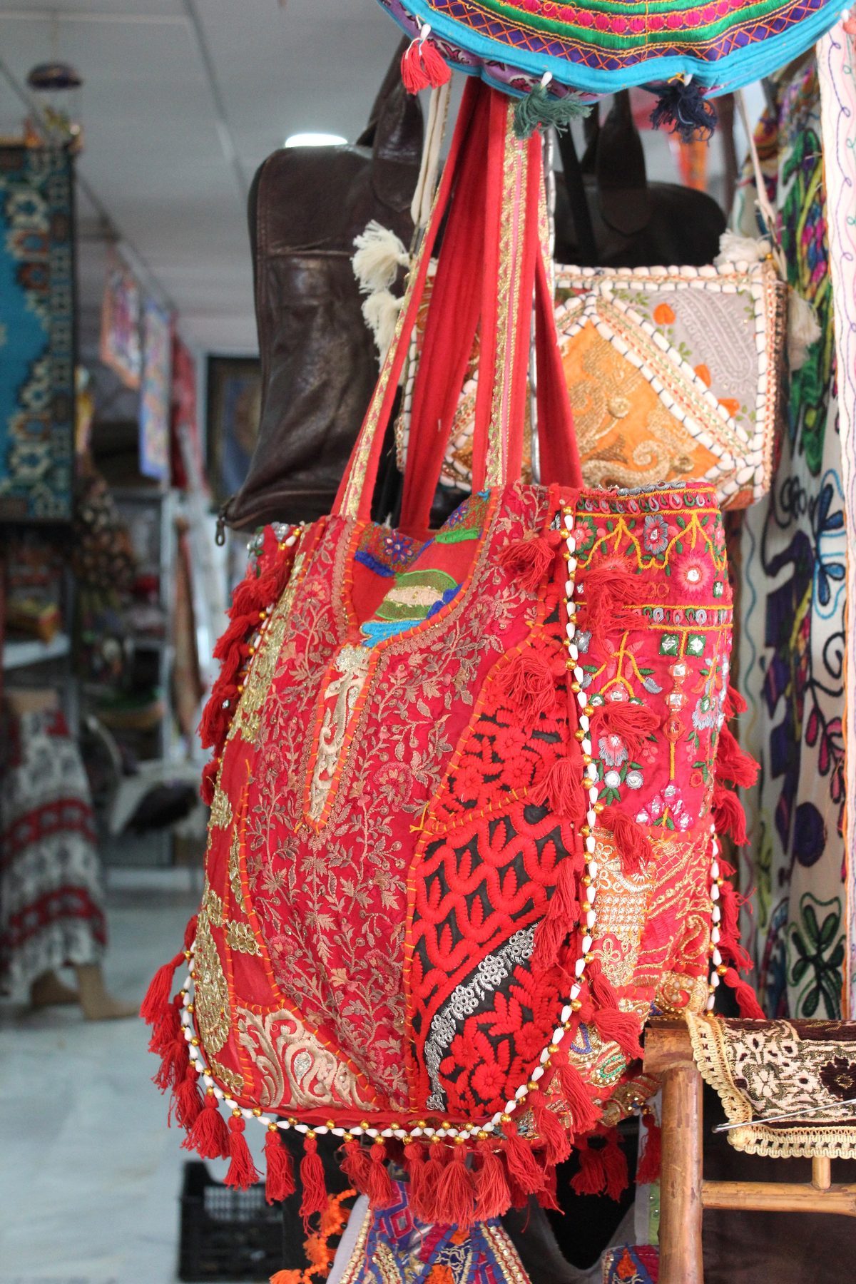 Bolso bordado rojo rajastani borlas moda india artesanía Granada