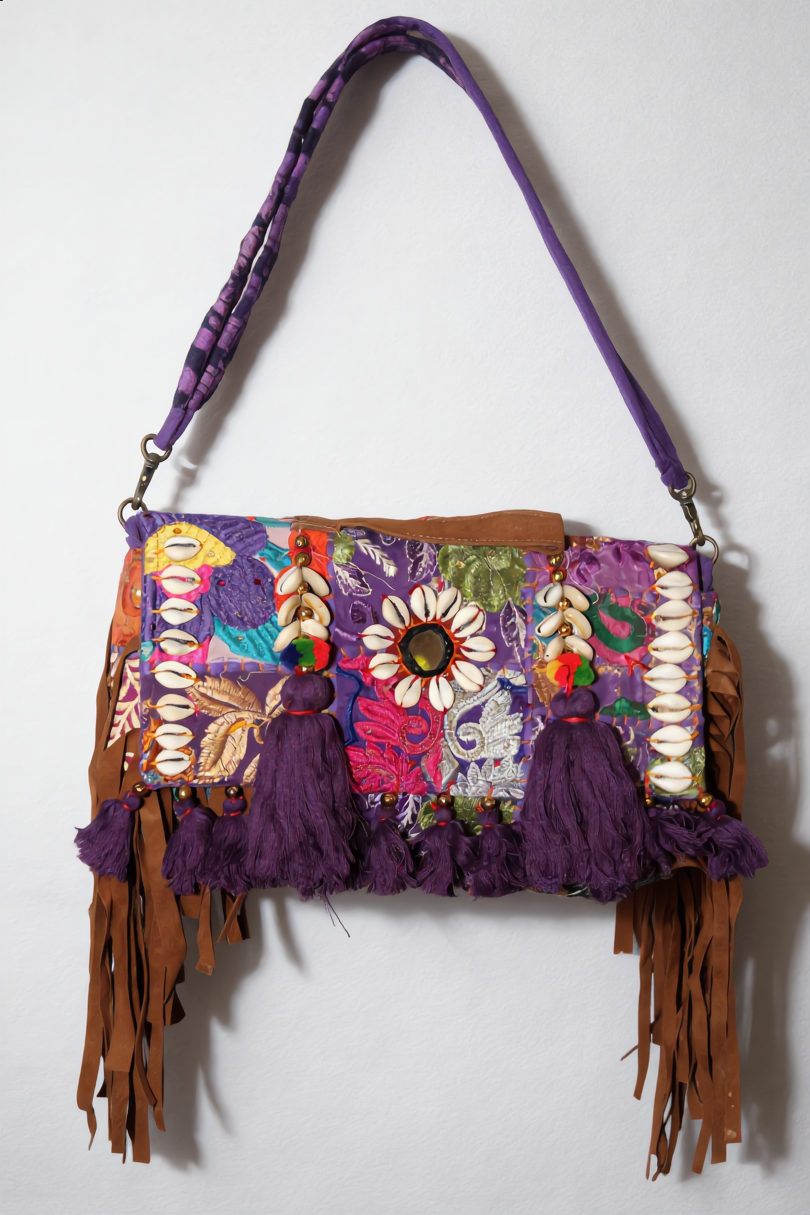 Bolso patchwork morado conchas flecos moda india artesanía Granada