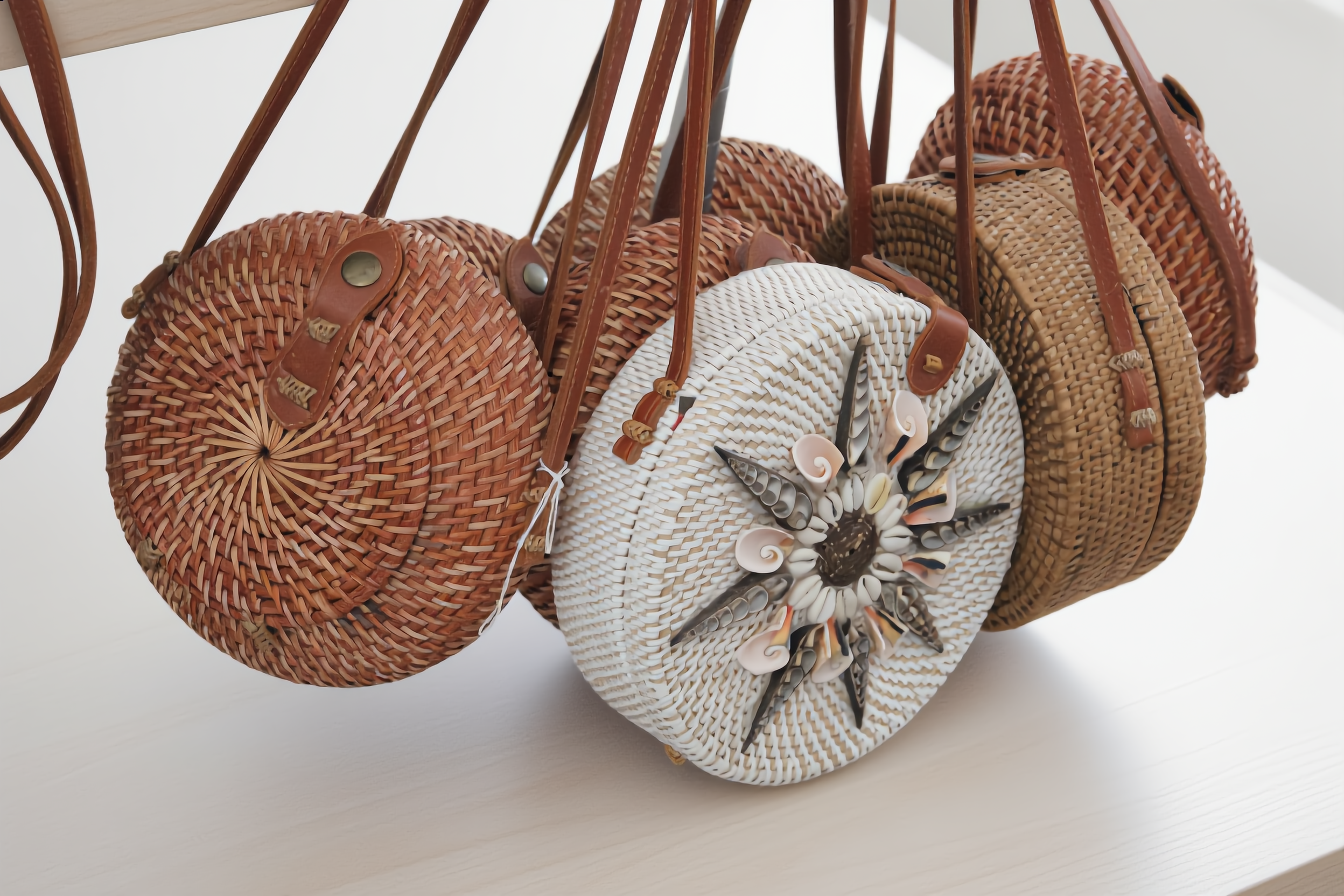 Bolsos ratán redondos concha natural artesanía Bali moda sostenible Granada