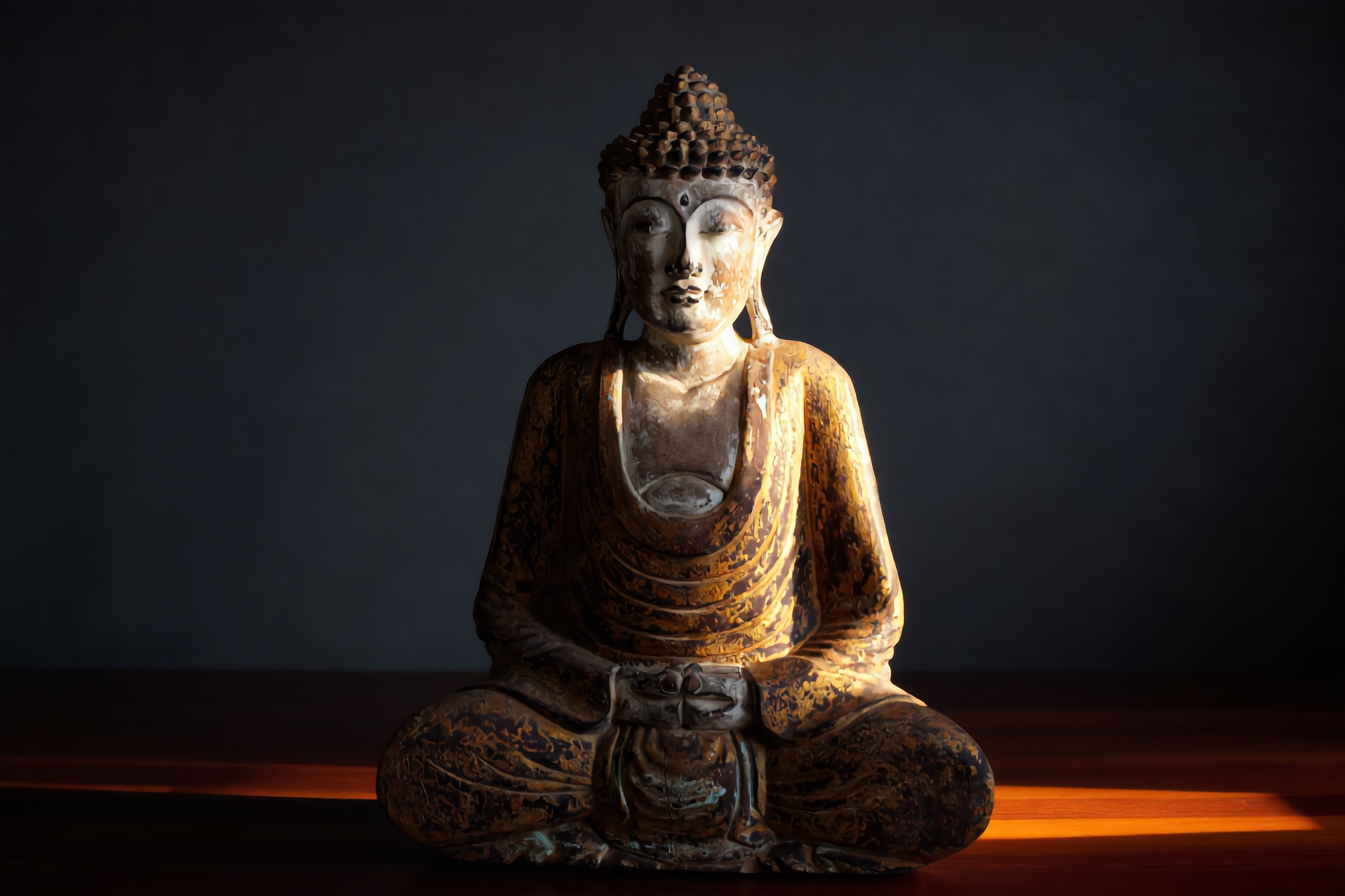 Buda madera dorada sentado pátina artesanía Bali decoración hogar Granada