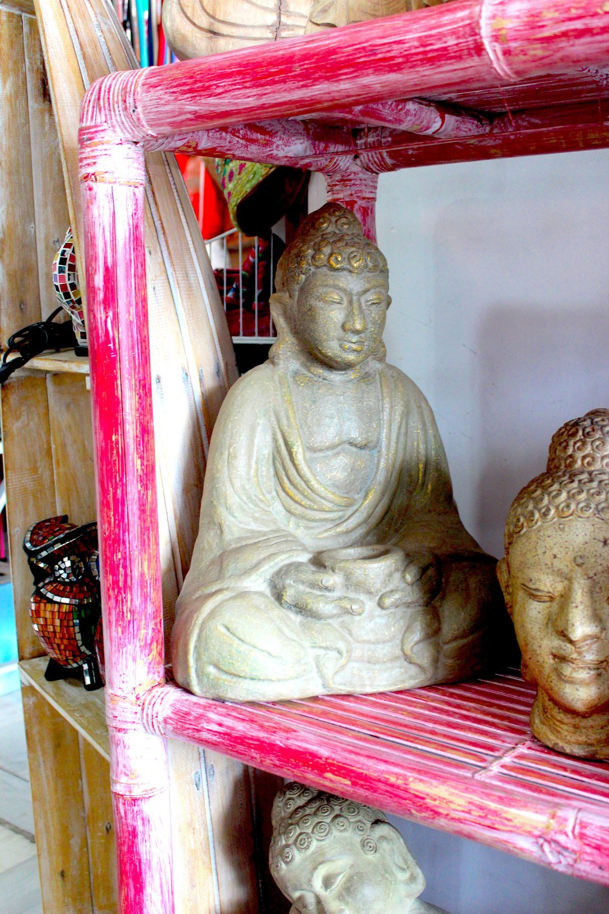 Buda piedra gris meditación escultura decoración artesanía Bali Granada