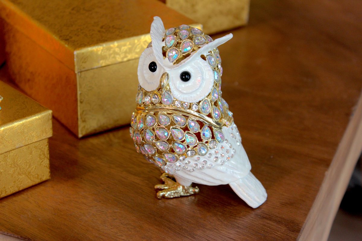 Búho joyería esmaltada blanco cristales artesanía decorativa Granada