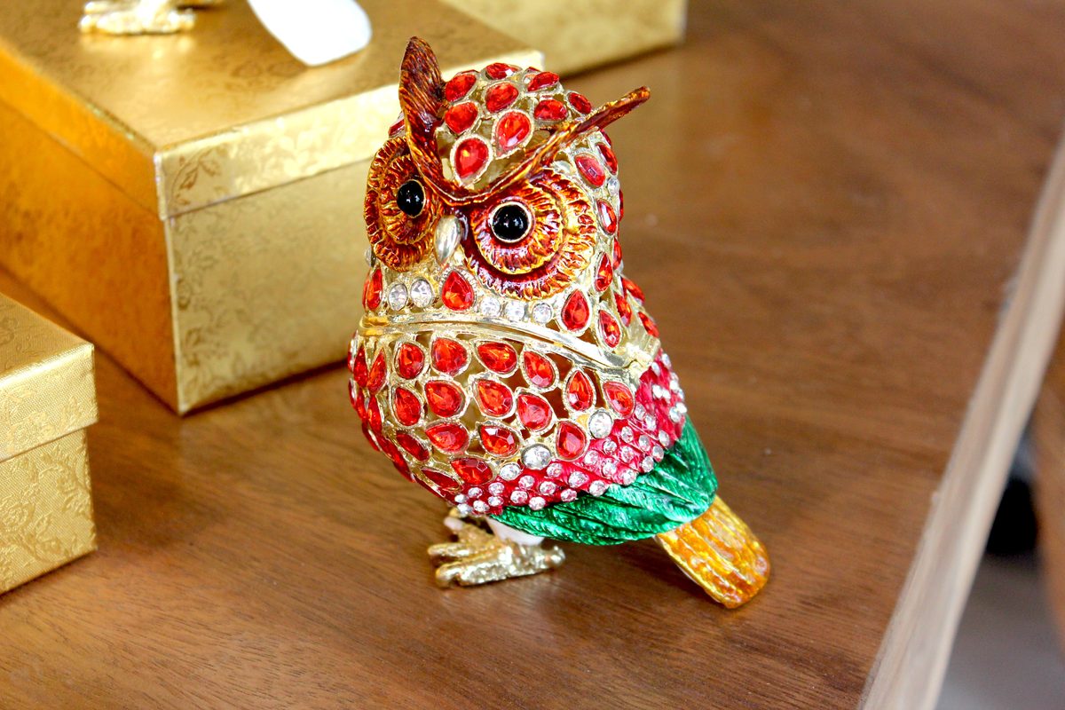 Búho joyería esmaltada rojo verde cristales artesanía decorativa Granada