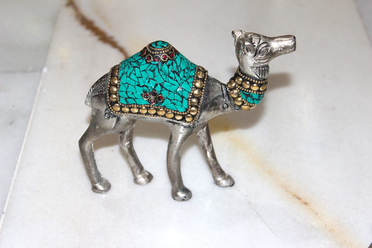 Camello metal incrustaciones turquesa artesanía marroquí decoración Granada