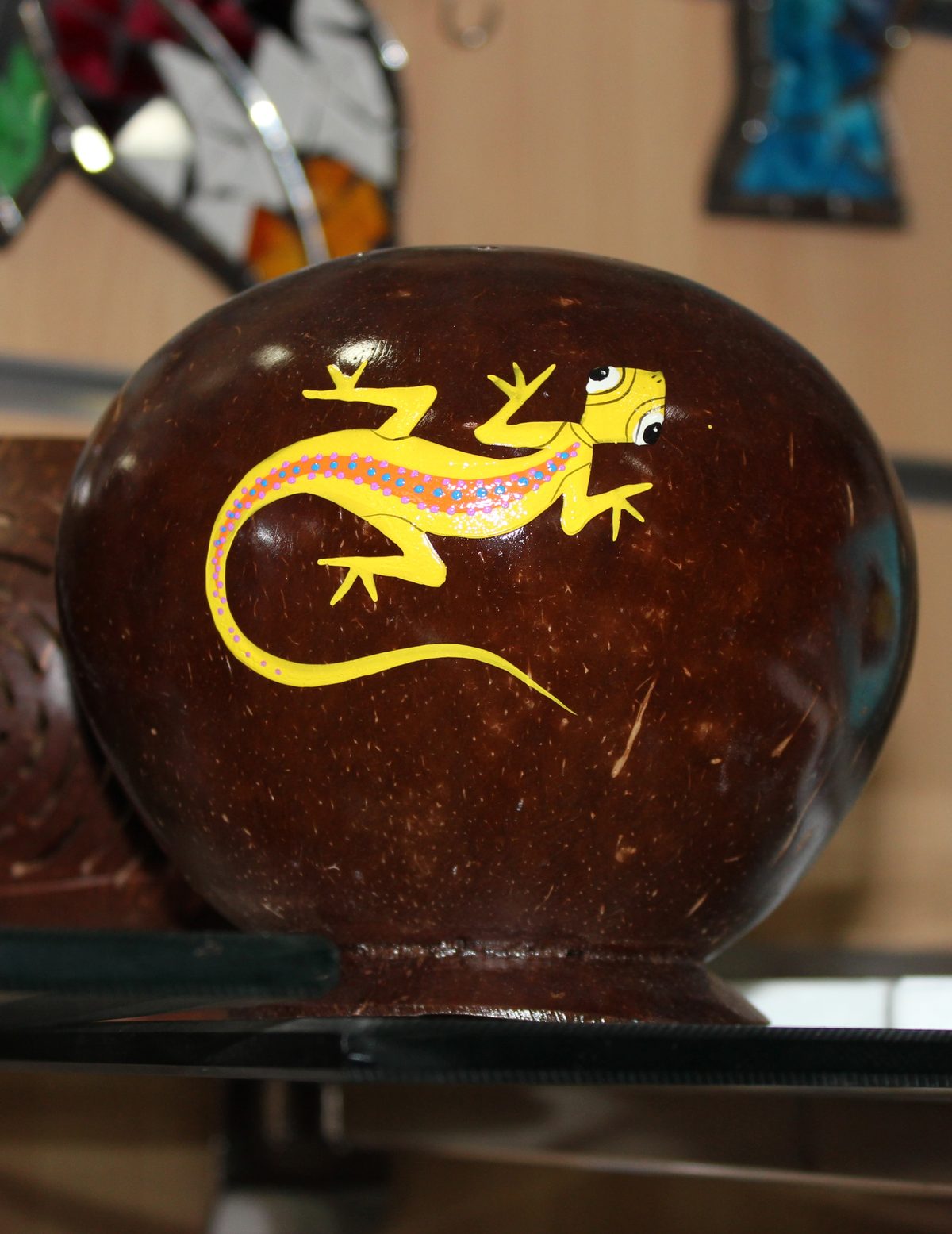 Coco pintado gecko amarillo puntillismo artesanía Bali decoración Granada