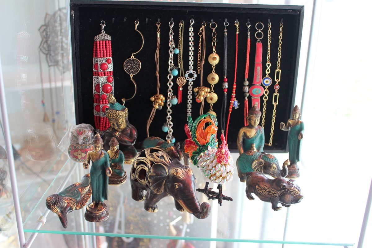 Colección collares figuras bronce Buda elefantes joyería artesanal Granada