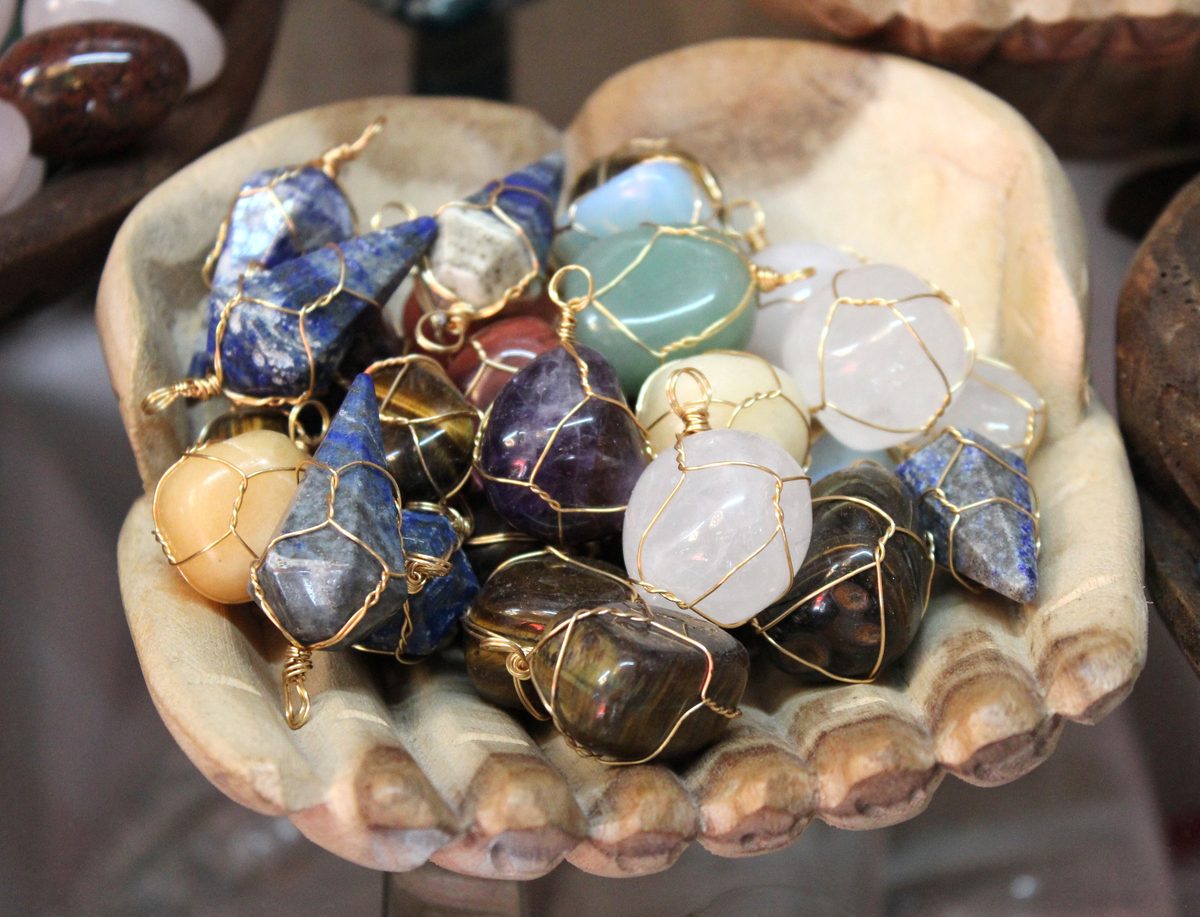 Colgantes piedras naturales alambre dorado joyería artesanal minerales Granada