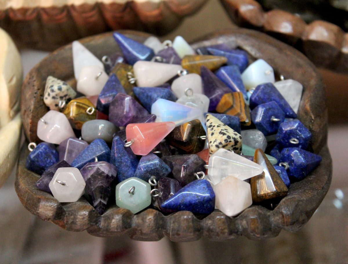 Colgantes piedras naturales puntas minerales joyería artesanía Granada