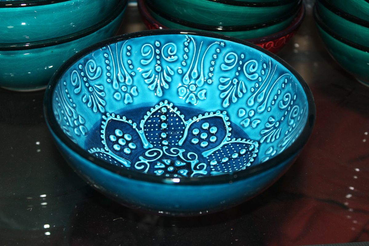Cuenco turco azul loto relieve cerámica artesanía Turquía Granada