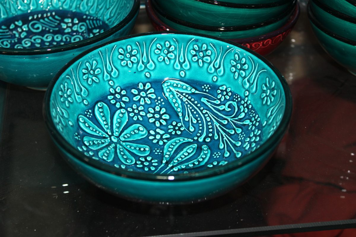 Cuenco turco turquesa floral relieve cerámica artesanía Turquía Granada