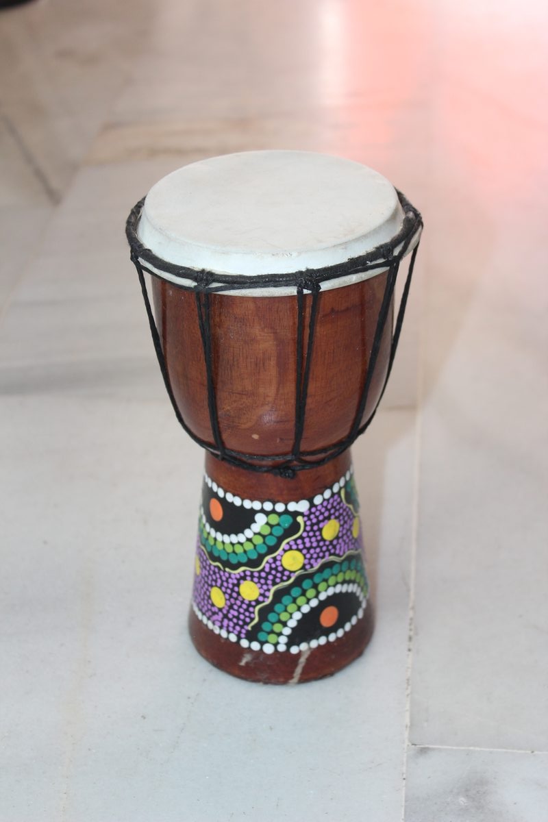 Djembe tambor madera pintado puntillismo artesanía África decoración Granada
