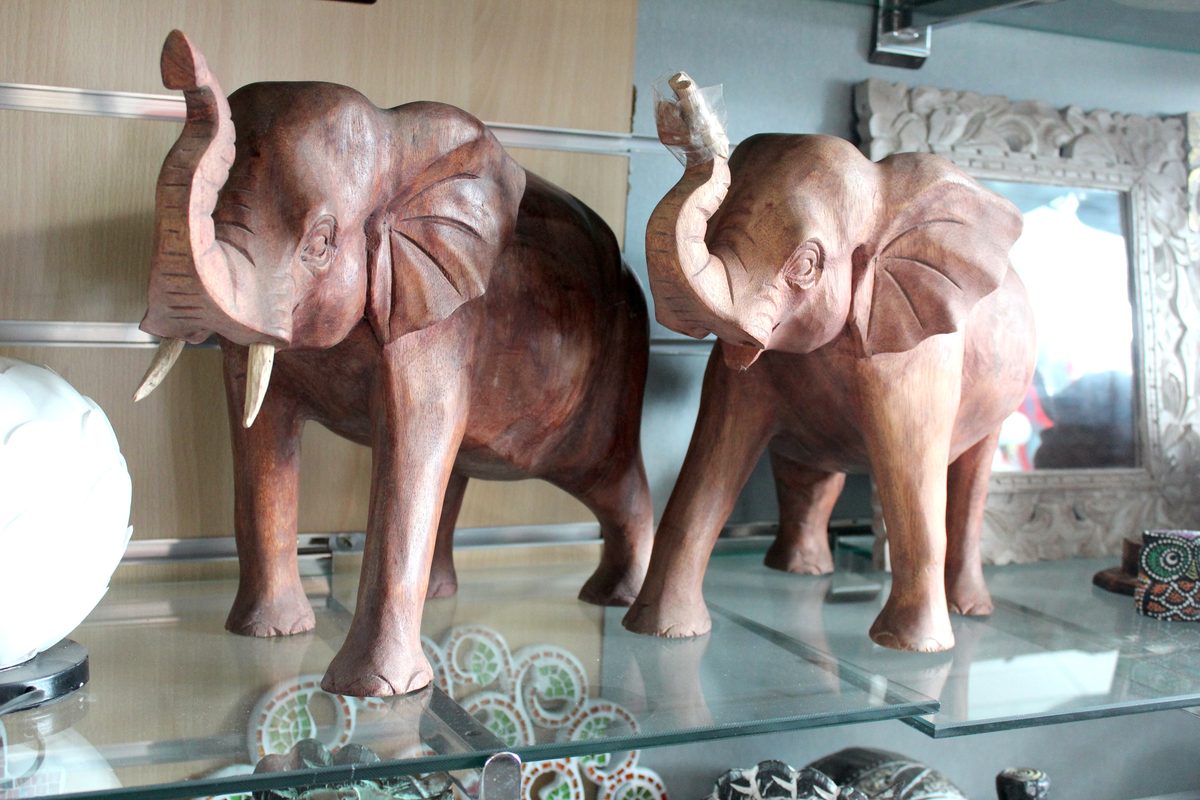 Elefantes madera oscura India artesanía decoración hogar Granada