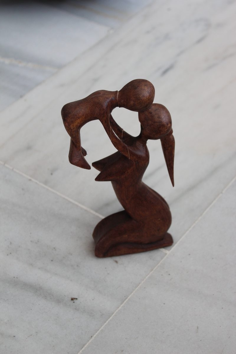 Escultura madre hijo madera Bali artesanía decoración hogar Granada