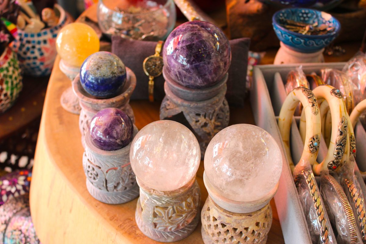 Esferas cristal cuarzo amatista bases talladas decoración artesanía Granada