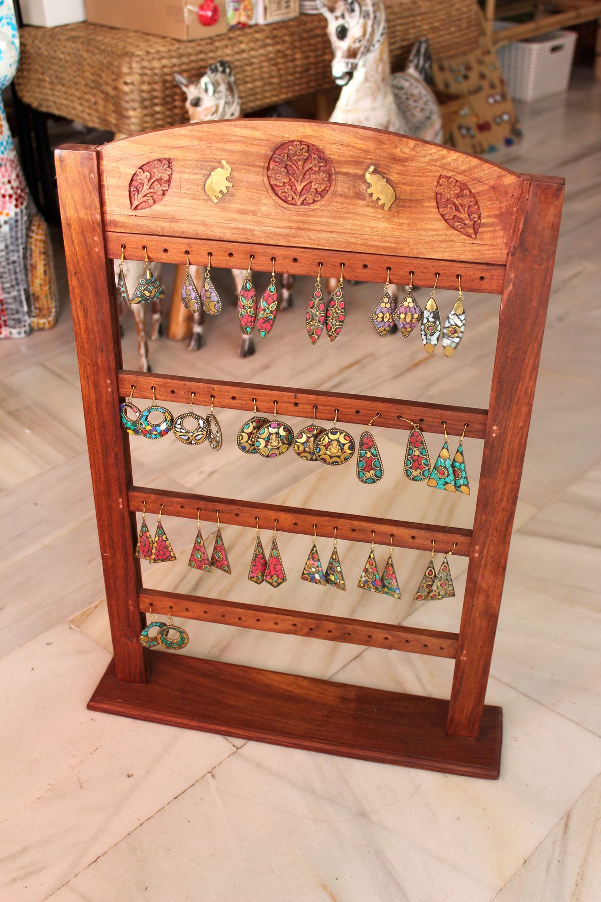 Expositor pendientes madera India artesanía joyería accesorio Granada