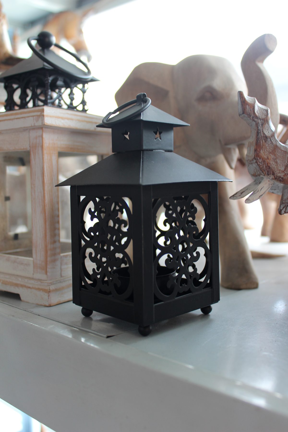 Farol marroquí hierro negro arabescos artesanía Marruecos iluminación Granada