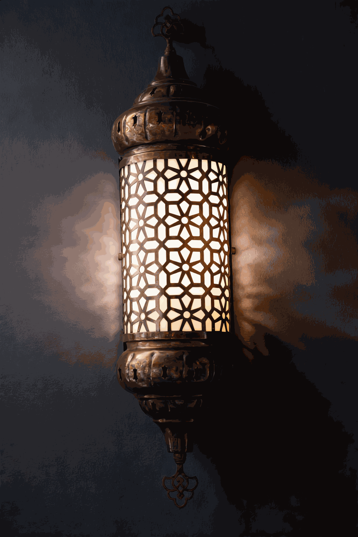 Farol marroquí latón cilíndrico arabesco artesanía Marruecos iluminación Granada