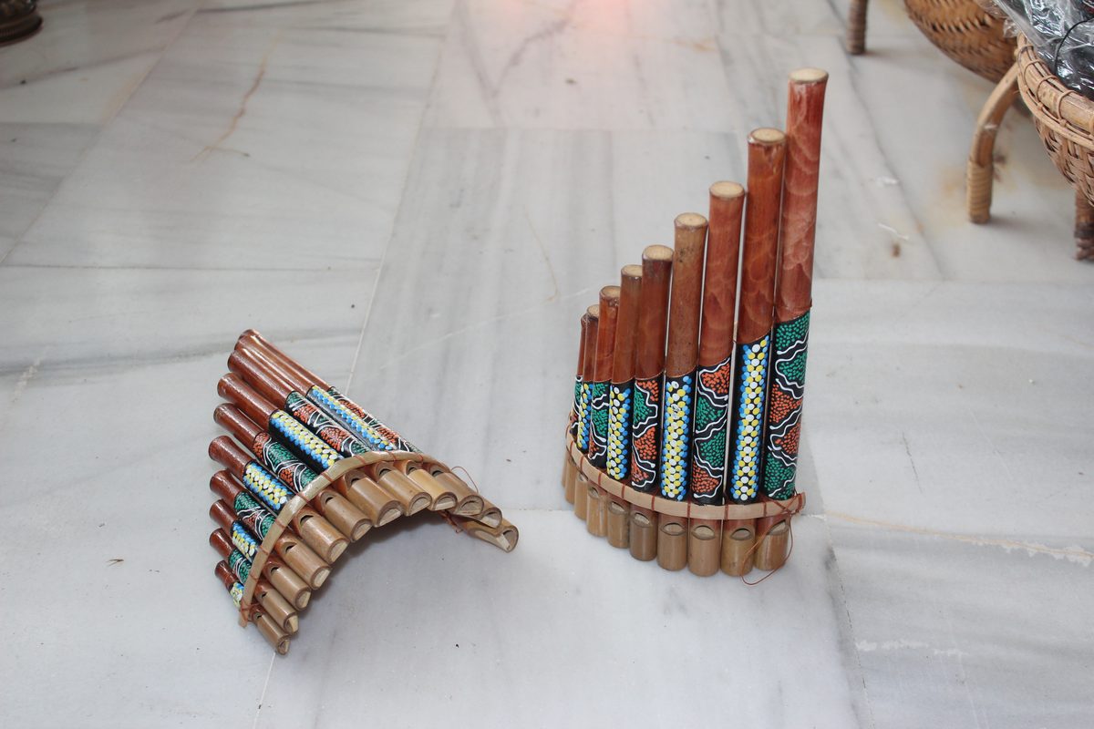 Flautas de pan bambú decoradas artesanía decoración musical Granada