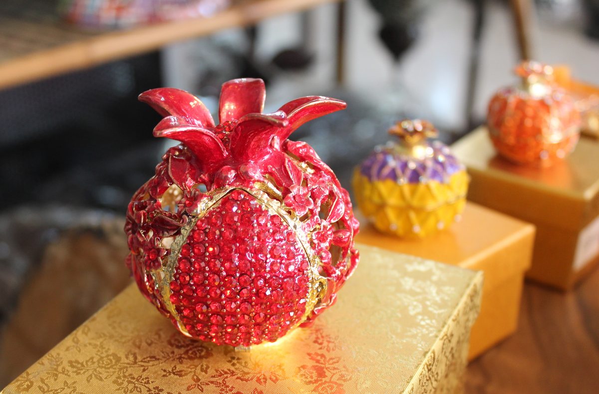 Granada esmaltada joyería roja artesanía decorativa símbolo Granada ciudad