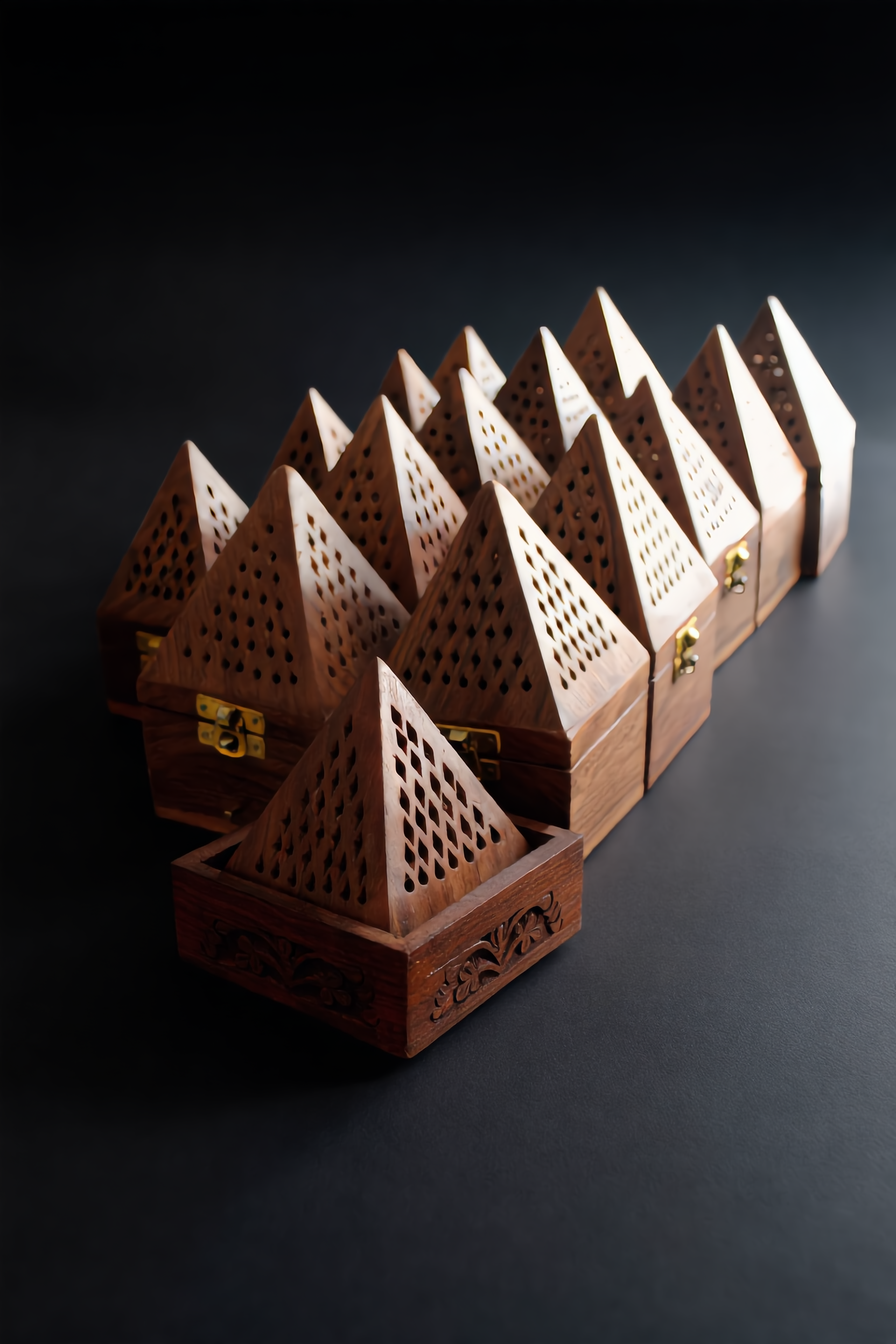 Incensario pirámide madera calada colección artesanía India decoración Granada