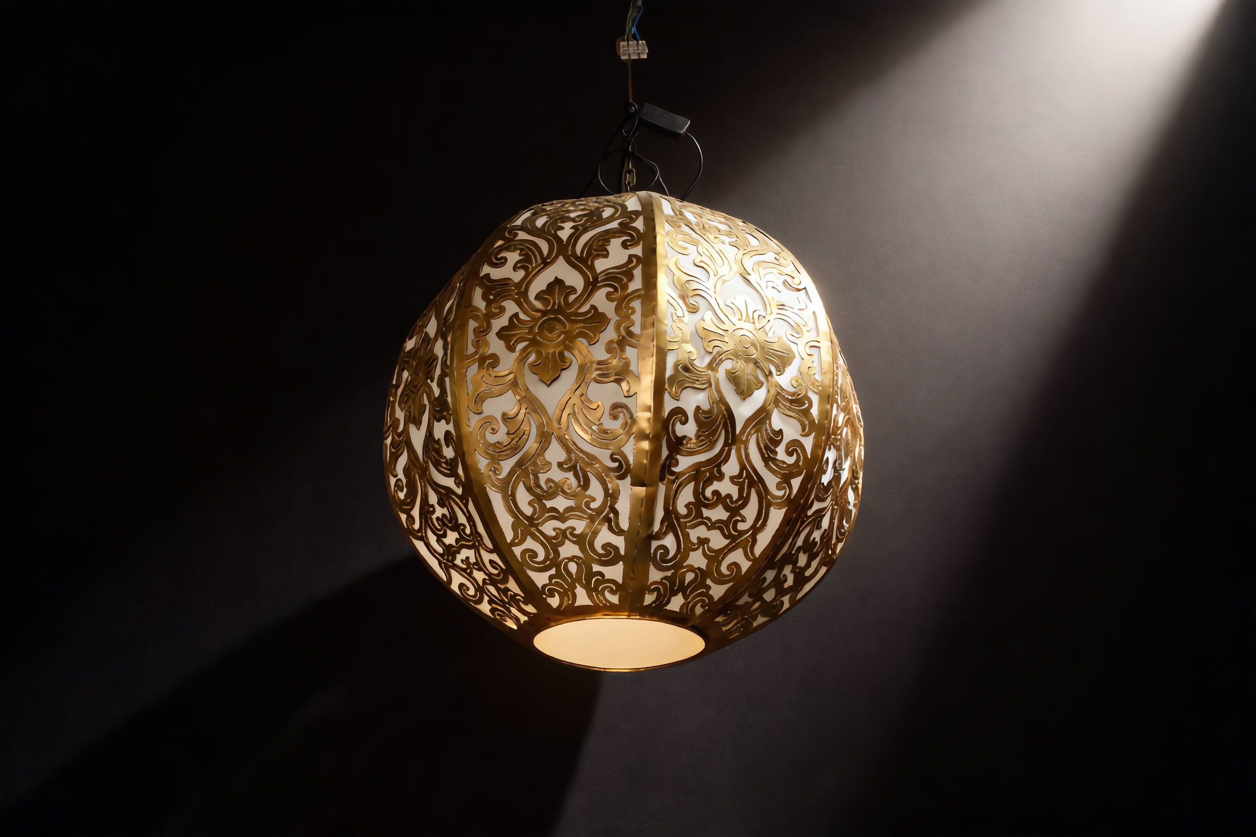 Lámpara colgante esfera latón calado dorada artesanía marroquí iluminación Granada