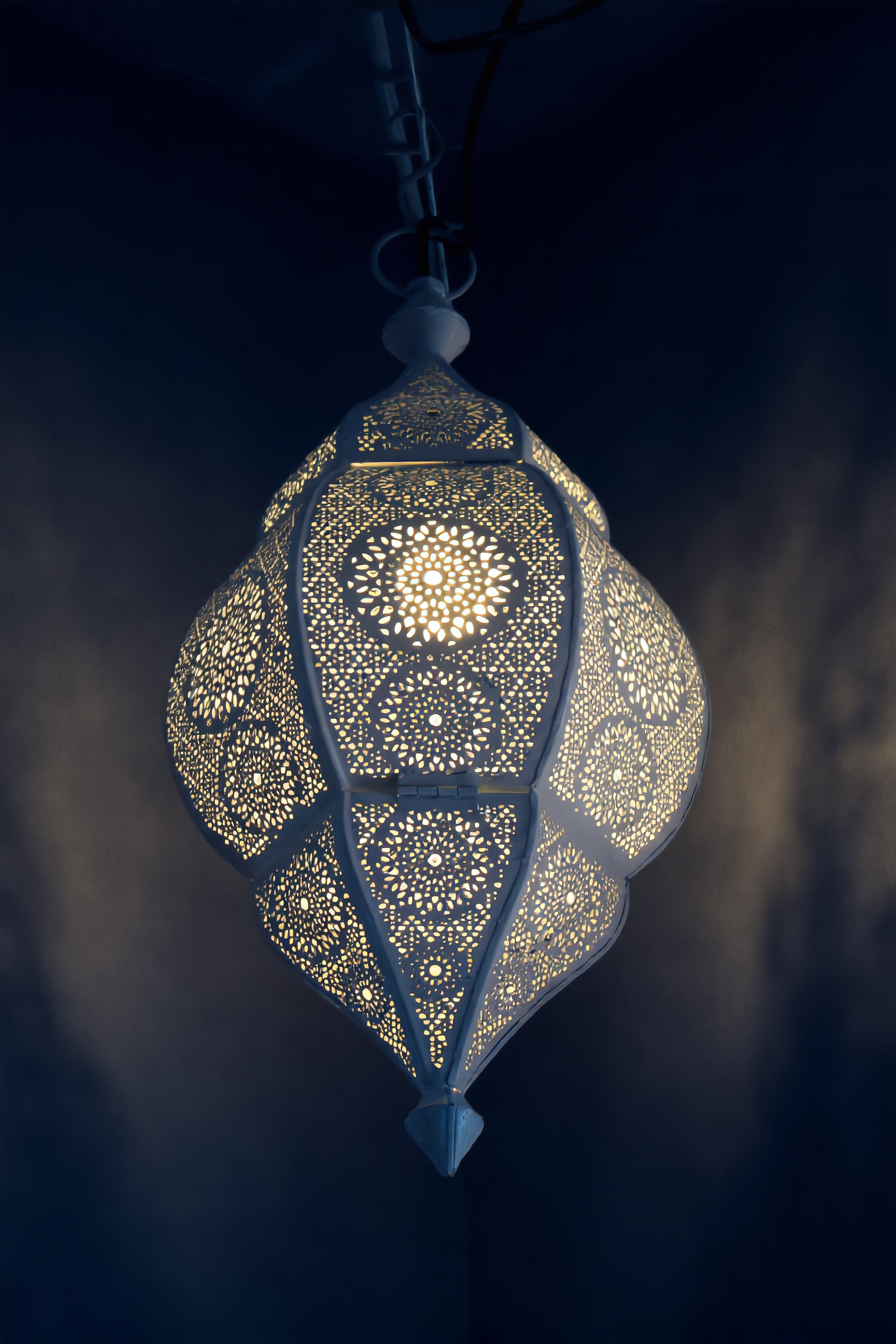 Lámpara marroquí blanca calada loto colgante artesanía Marruecos iluminación Granada