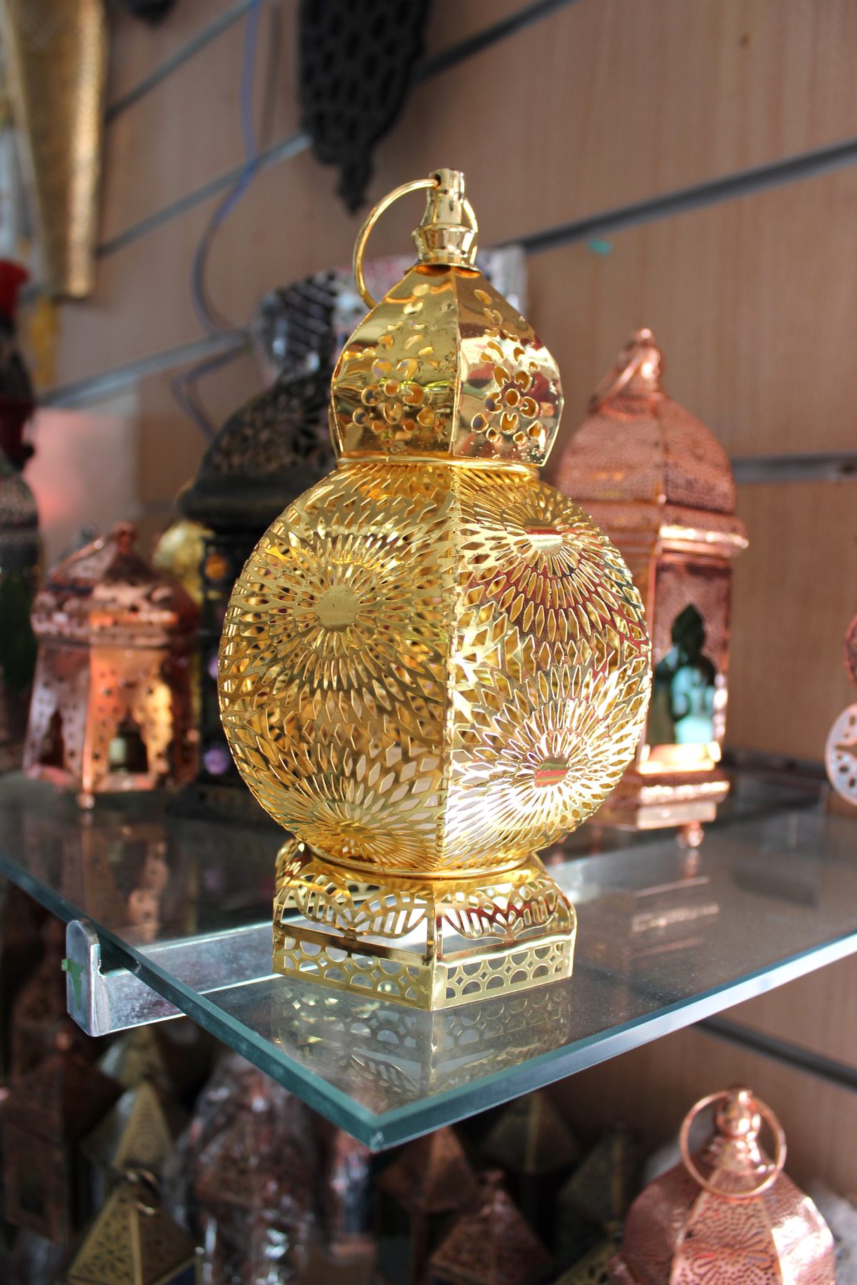 Lámpara marroquí dorada calada latón artesanía Marruecos iluminación Granada