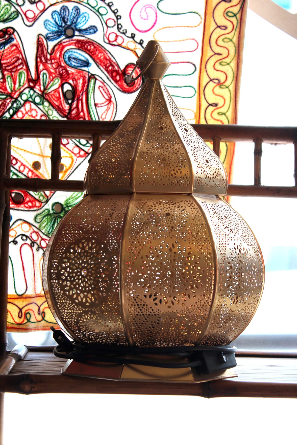 Lámpara marroquí dorada forma cebolla latón artesanía Marruecos iluminación Granada