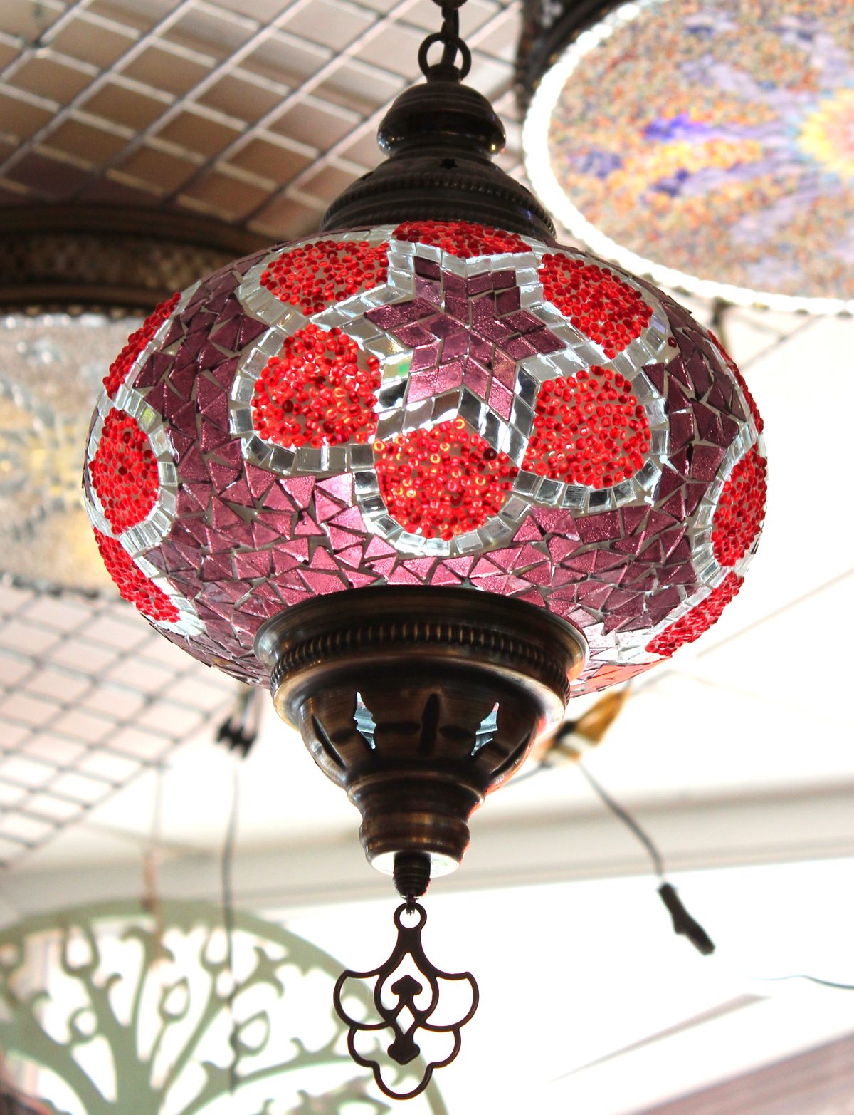 Lámpara turca mosaico roja flores artesanía Turquía iluminación decoración Granada