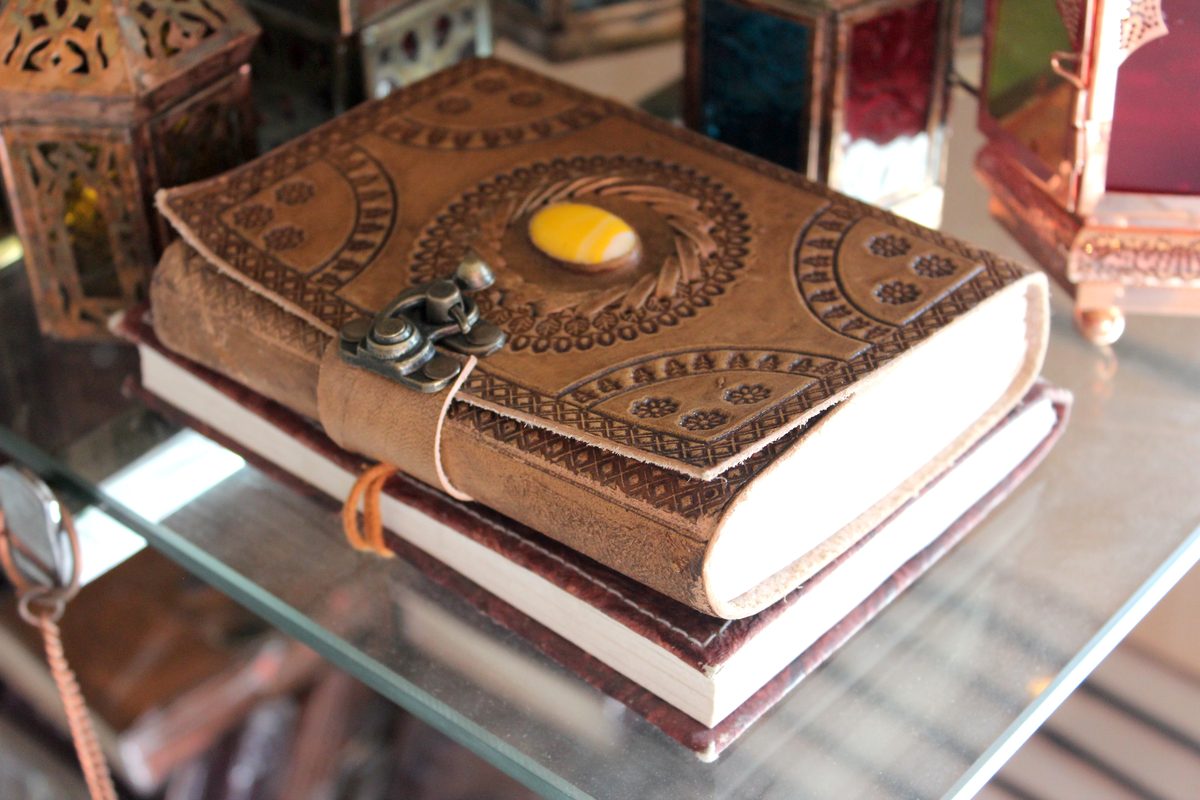 Libretas cuero grabado piedra artesanía India papelería decoración Granada