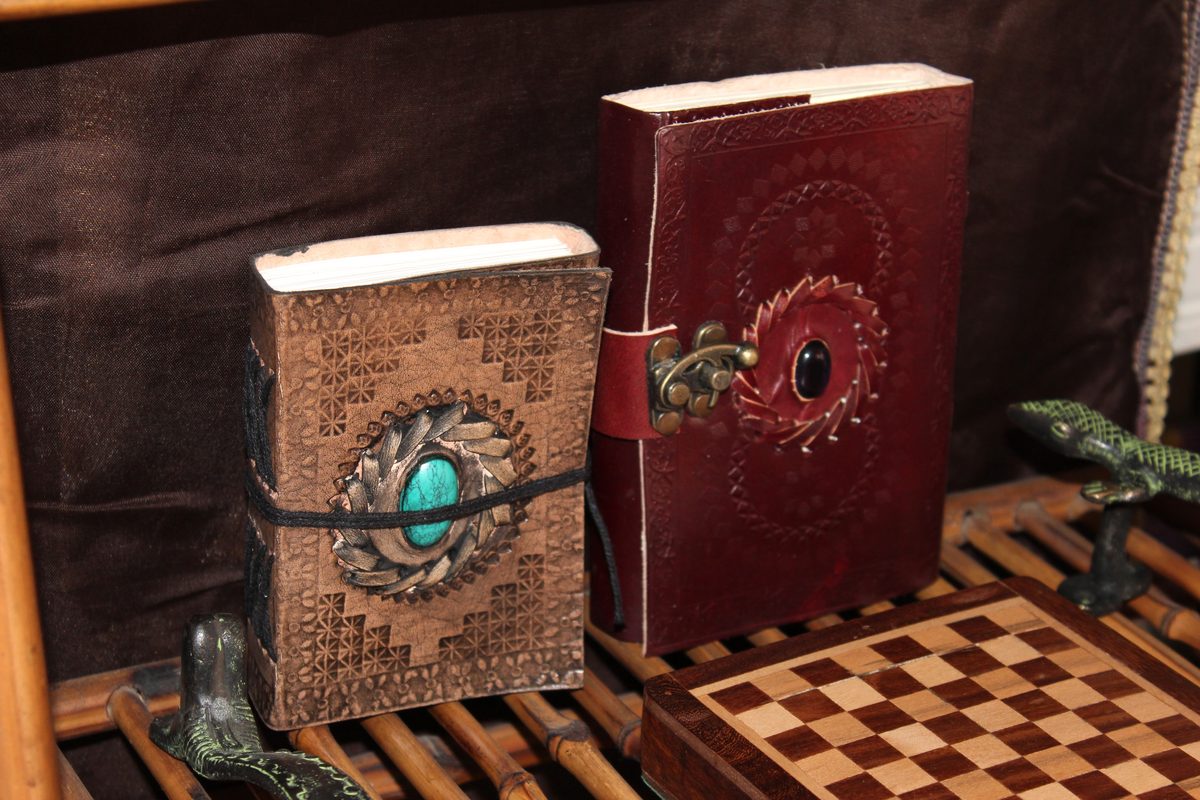 Libretas cuero grabado turquesa burdeos artesanía India papelería Granada