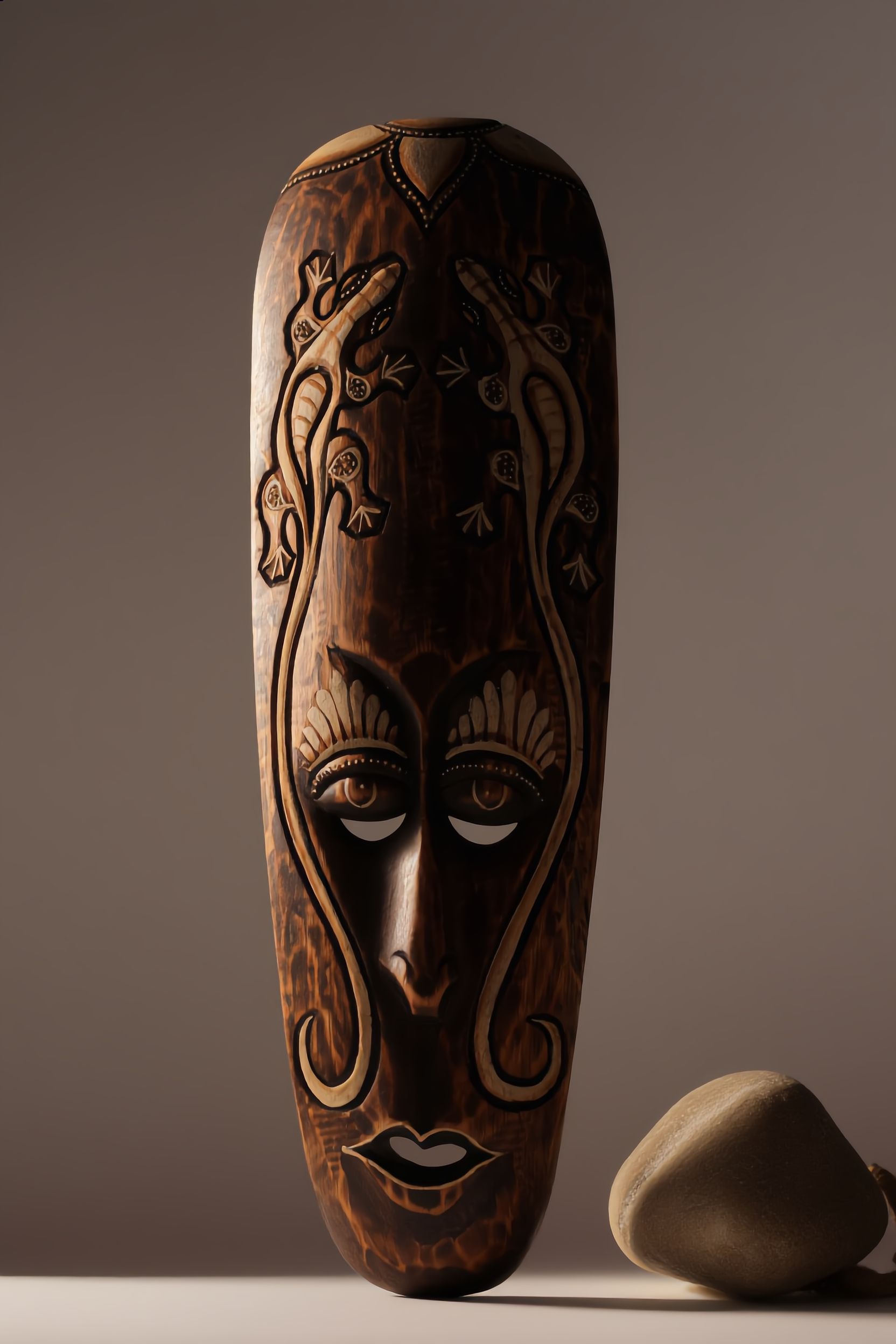 Máscara africana madera tallada lagartos artesanía decoración pared Granada