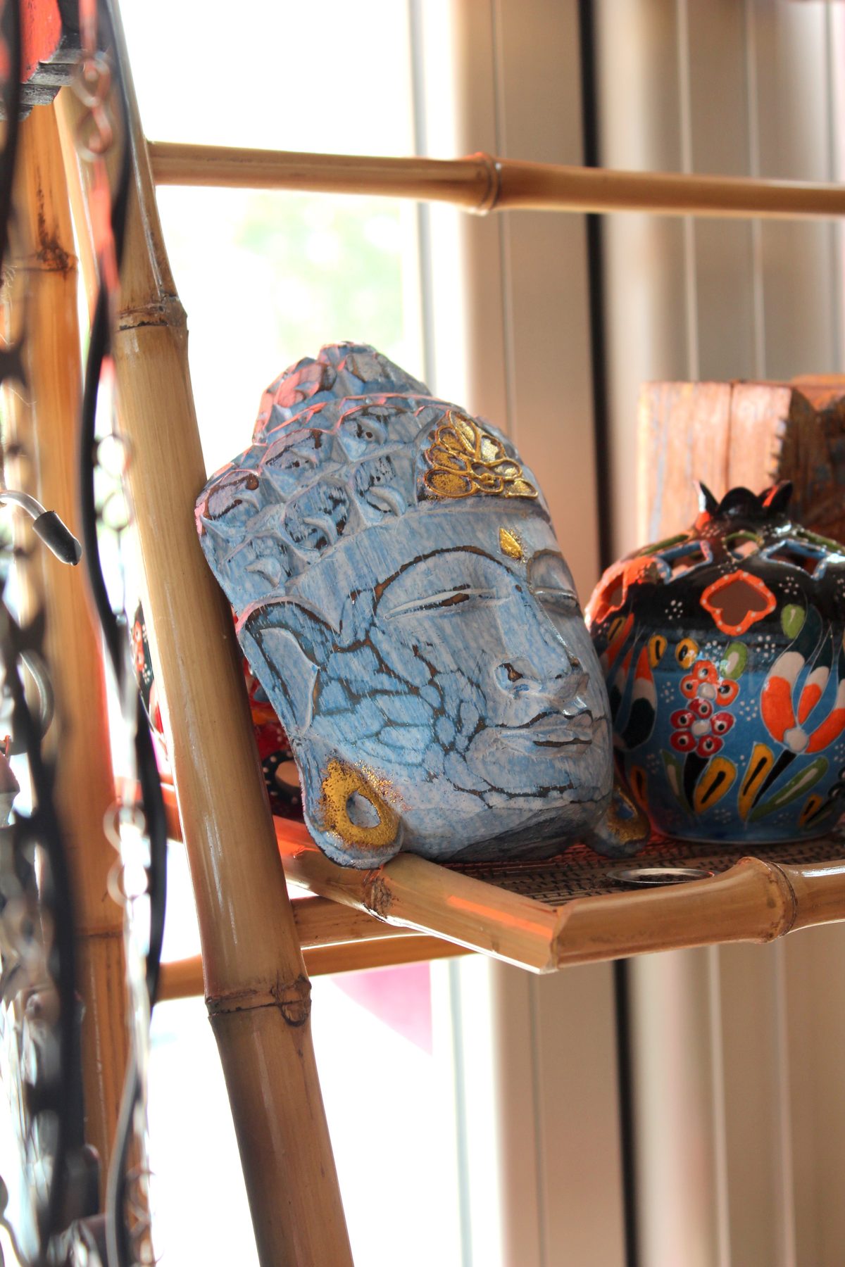 Máscara Buda madera azul rústica artesanía Bali decoración pared Granada