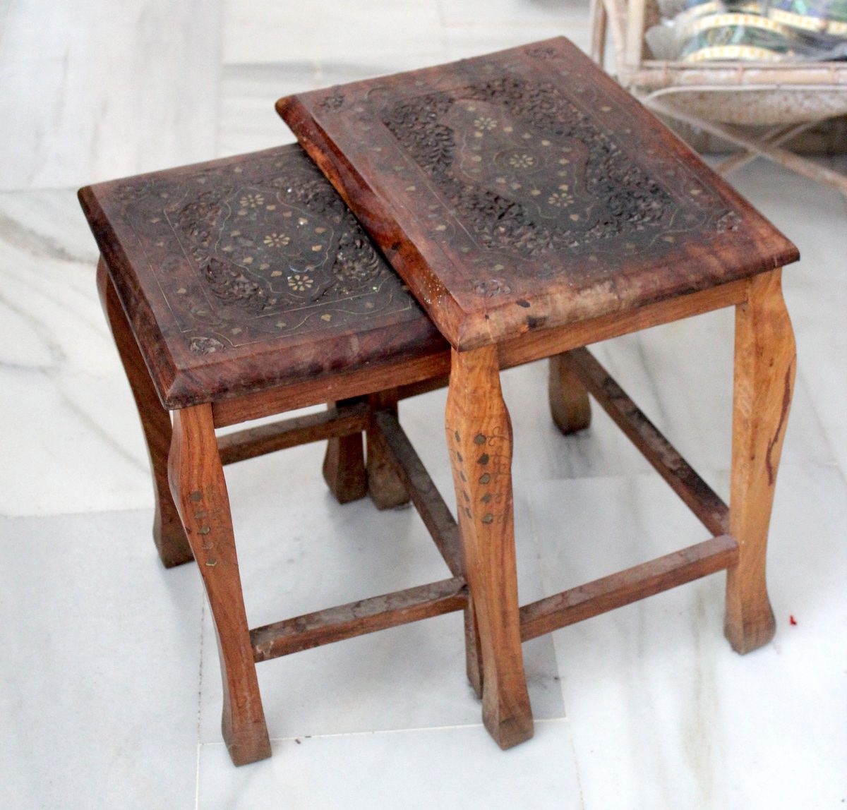 Mesas auxiliares madera incrustaciones artesanía India mobiliario hogar Granada