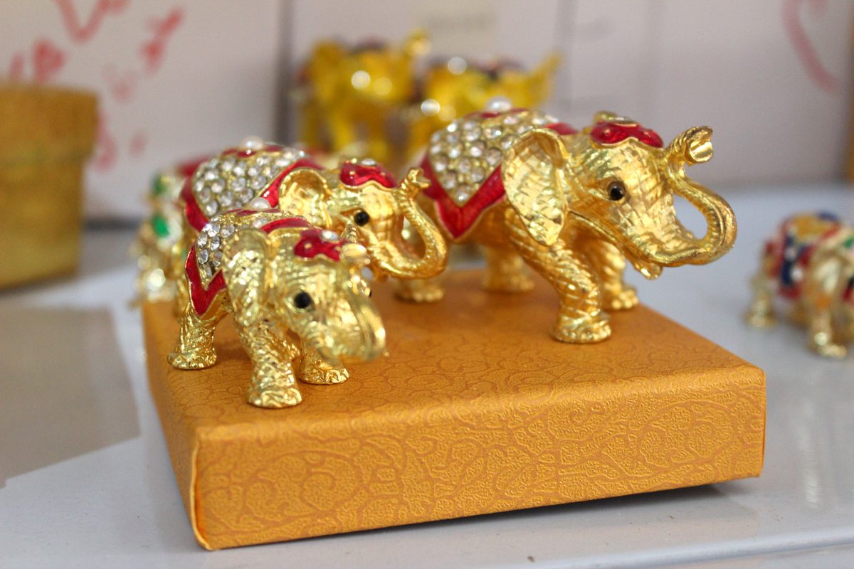 Pareja elefantes dorados joyería esmaltada artesanía India decoración Granada