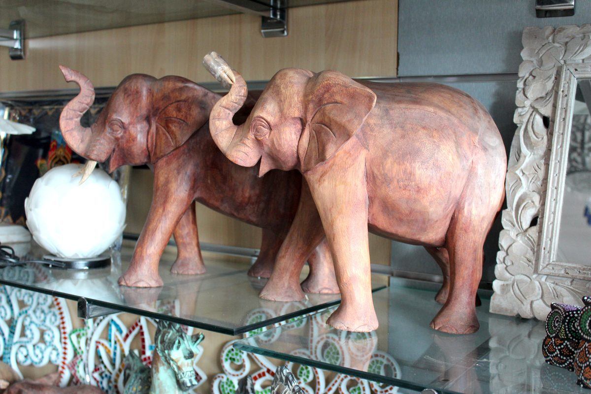 Pareja elefantes madera India artesanía decoración hogar Granada