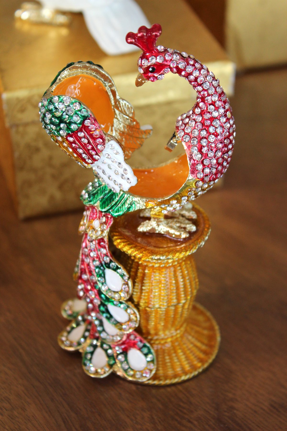 Pavo real joyería esmaltada cola abierta artesanía India decoración Granada