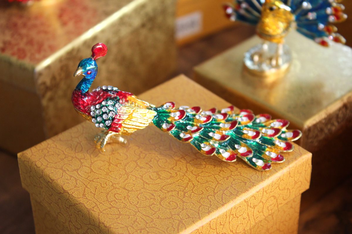 Pavo real joyería esmaltada colores artesanía India decoración Granada