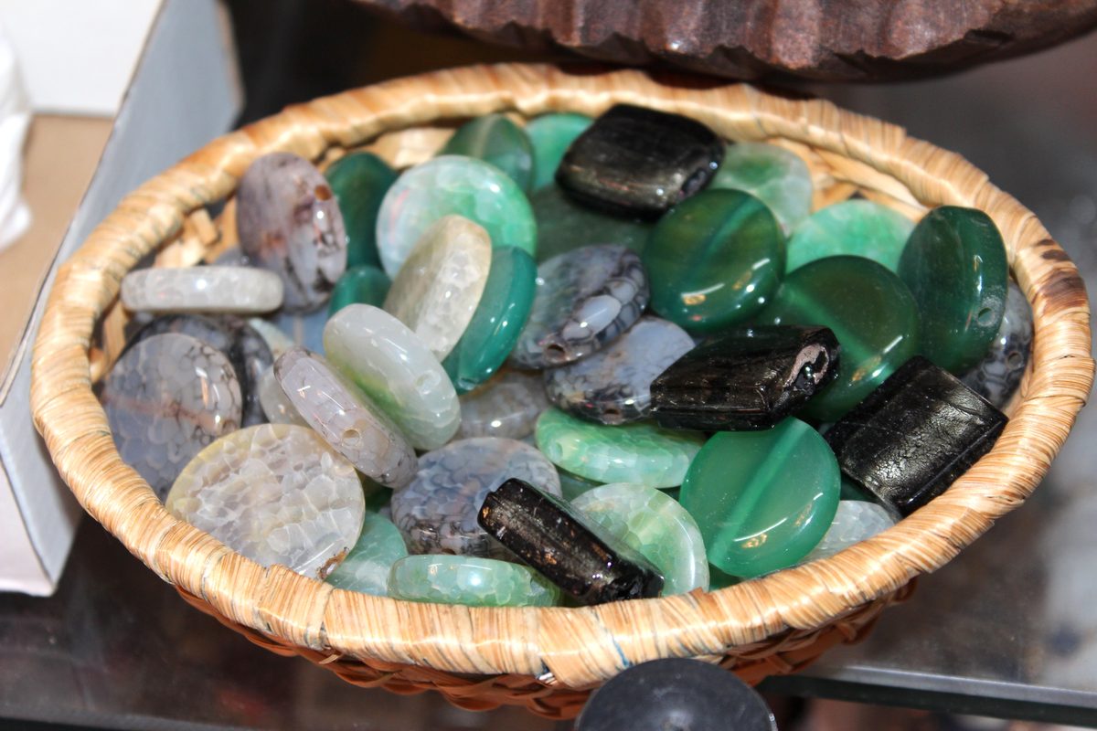 Piedras ágata verde cesta natural artesanía minerales decoración Granada