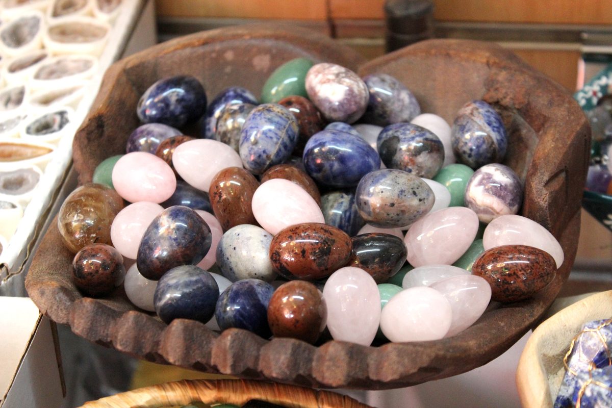 Piedras pulidas cuarzo rosa sodalita variadas minerales artesanía decoración Granada