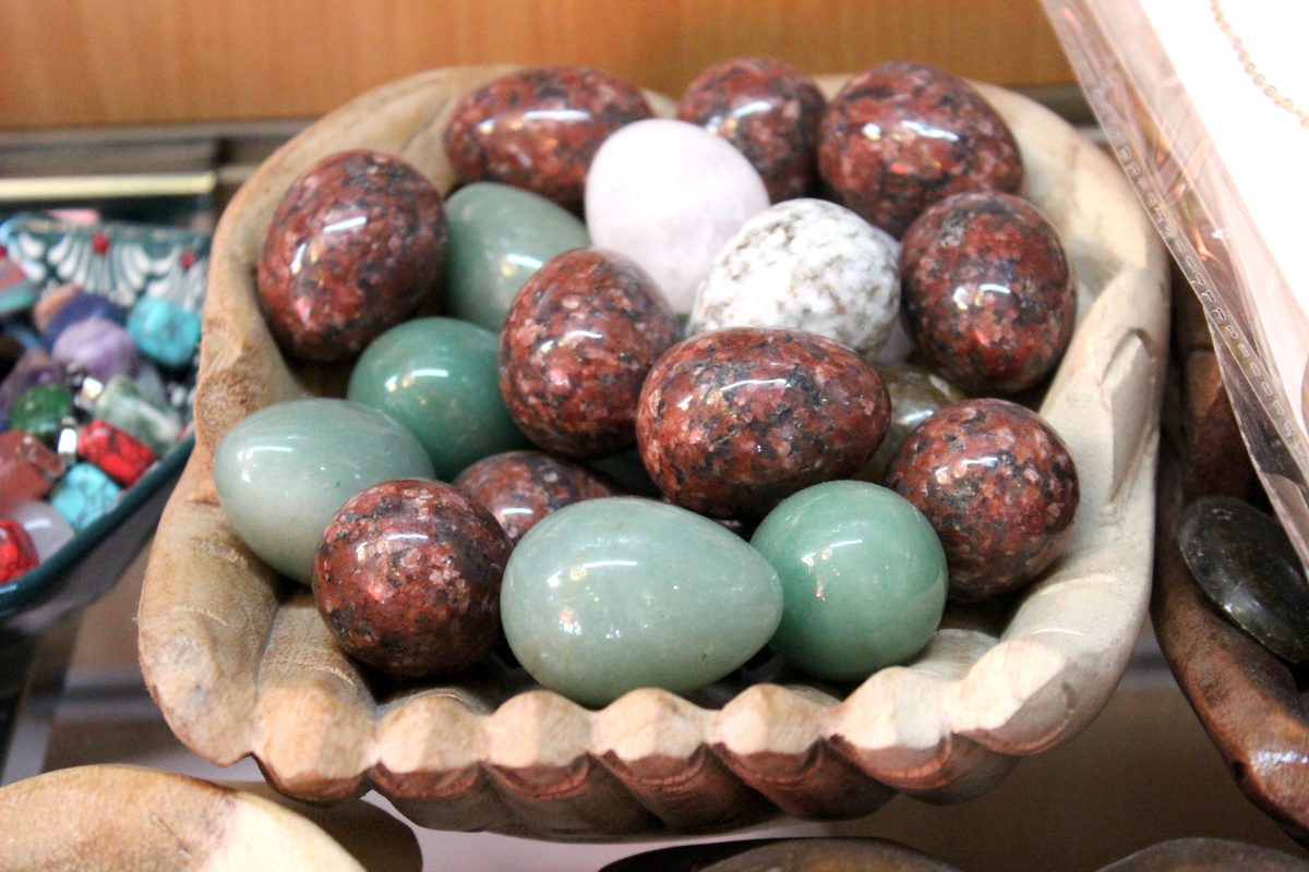 Piedras pulidas jade cornalina bol madera minerales artesanía decoración Granada