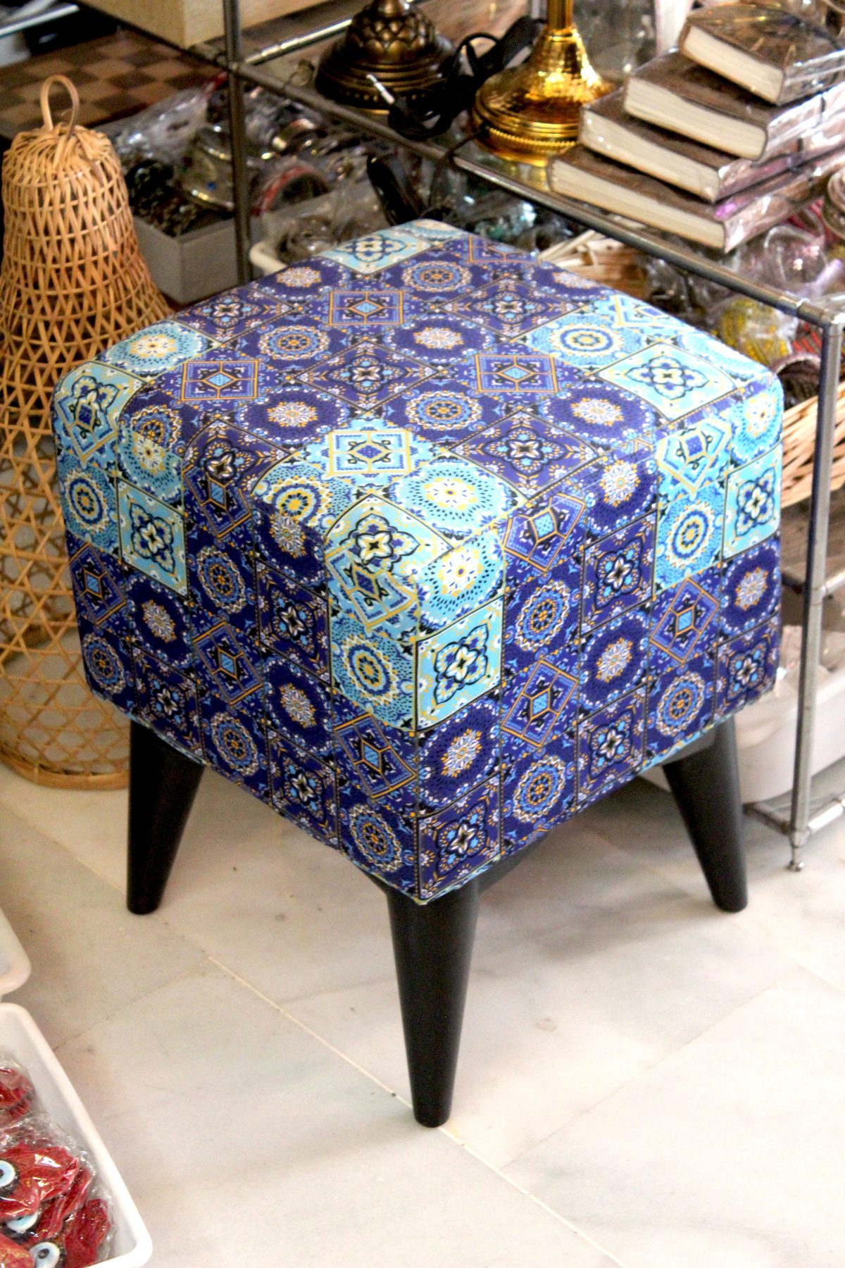 Puff tapizado estampado azul marroquí artesanía Marruecos mobiliario hogar Granada