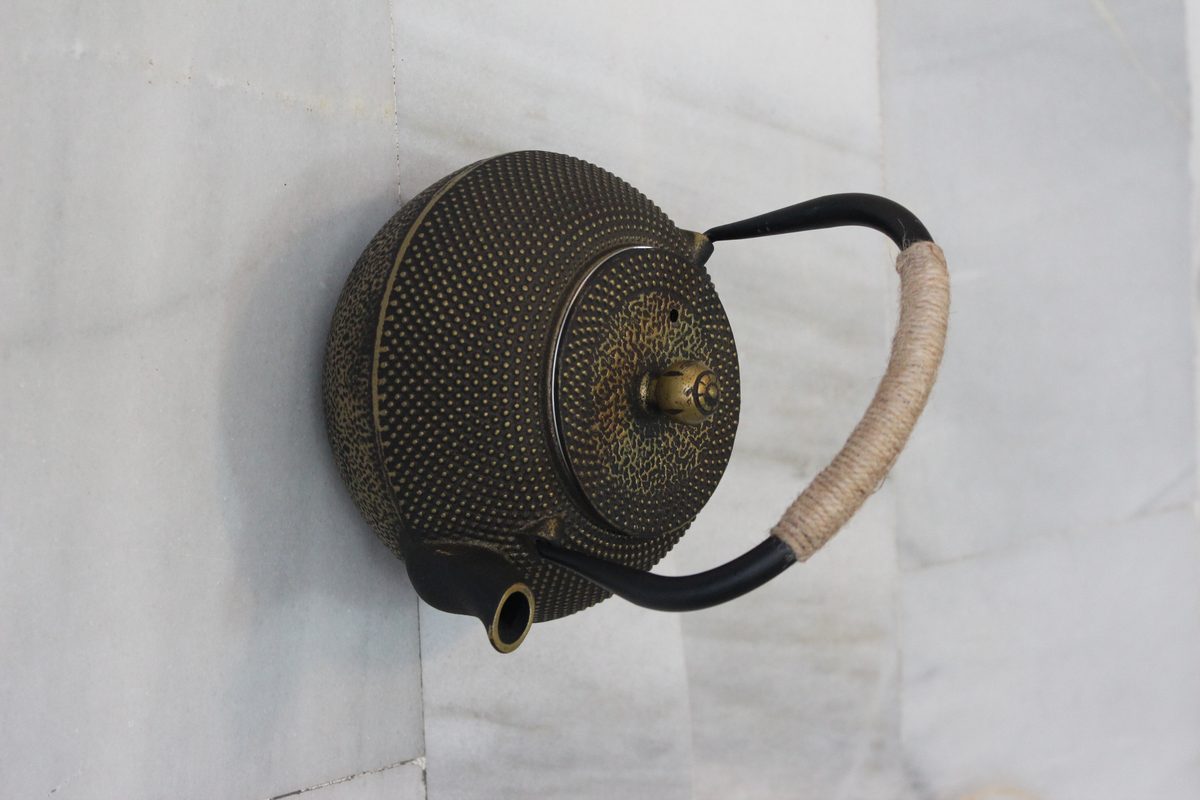 Tetera hierro fundido negra dorada estilo japonés artesanía hogar Granada