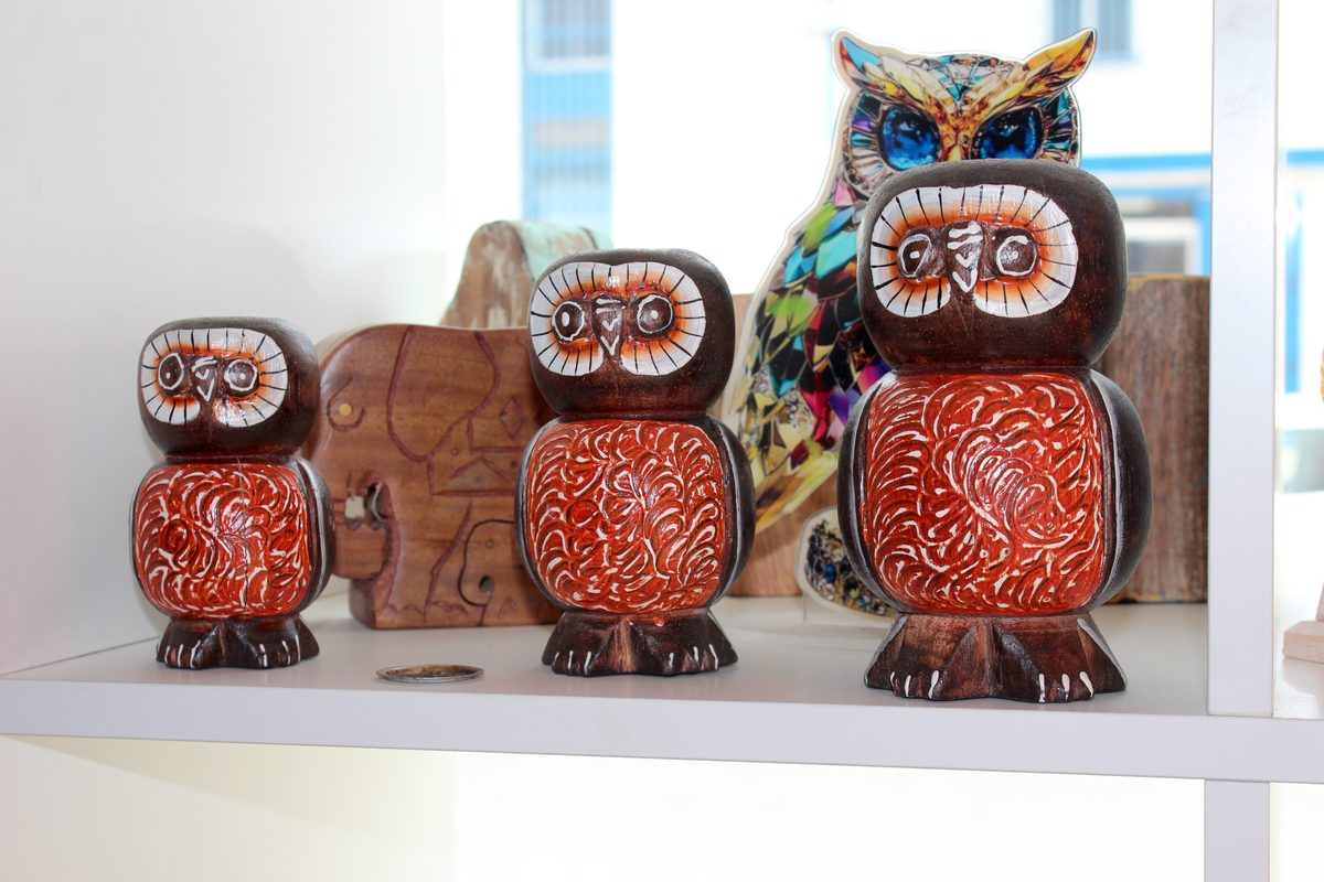 Trío búhos madera tallada naranja Bali artesanía decoración hogar Granada